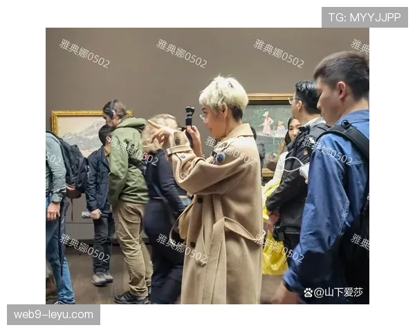 贝克汉姆穿个休闲服都像刚走红毯,普通人穿衬衫都没他随手一搭那么贵… 贝克汉姆穿个休闲服都像刚走红毯,普通人穿衬衫都没他随手一搭那么贵…