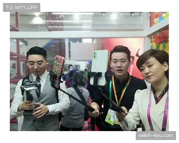 杨威看着像隔壁大叔，手机相册却全是头等舱和菜市场同框的照片